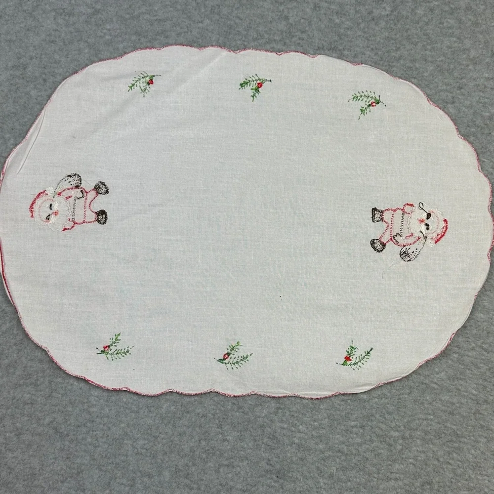 Vintage Christmas Embroidered Santa Claus Oval Scalloped Table Runner Doily